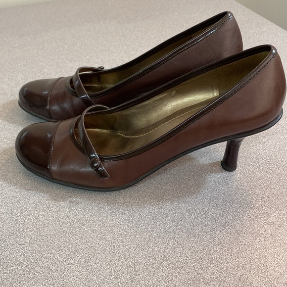 Bandolino - Garvey Mary Jane heels. Size 8 - Picture 3 of 10